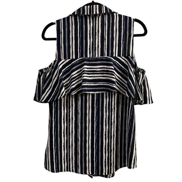 Super SUPER cute cut-out top! - Picture 3 of 5